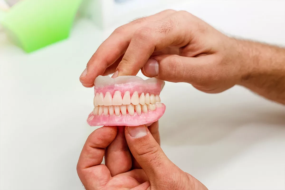 Нужно ли снимать протезы на ночь зубные как ухаживать за ними?